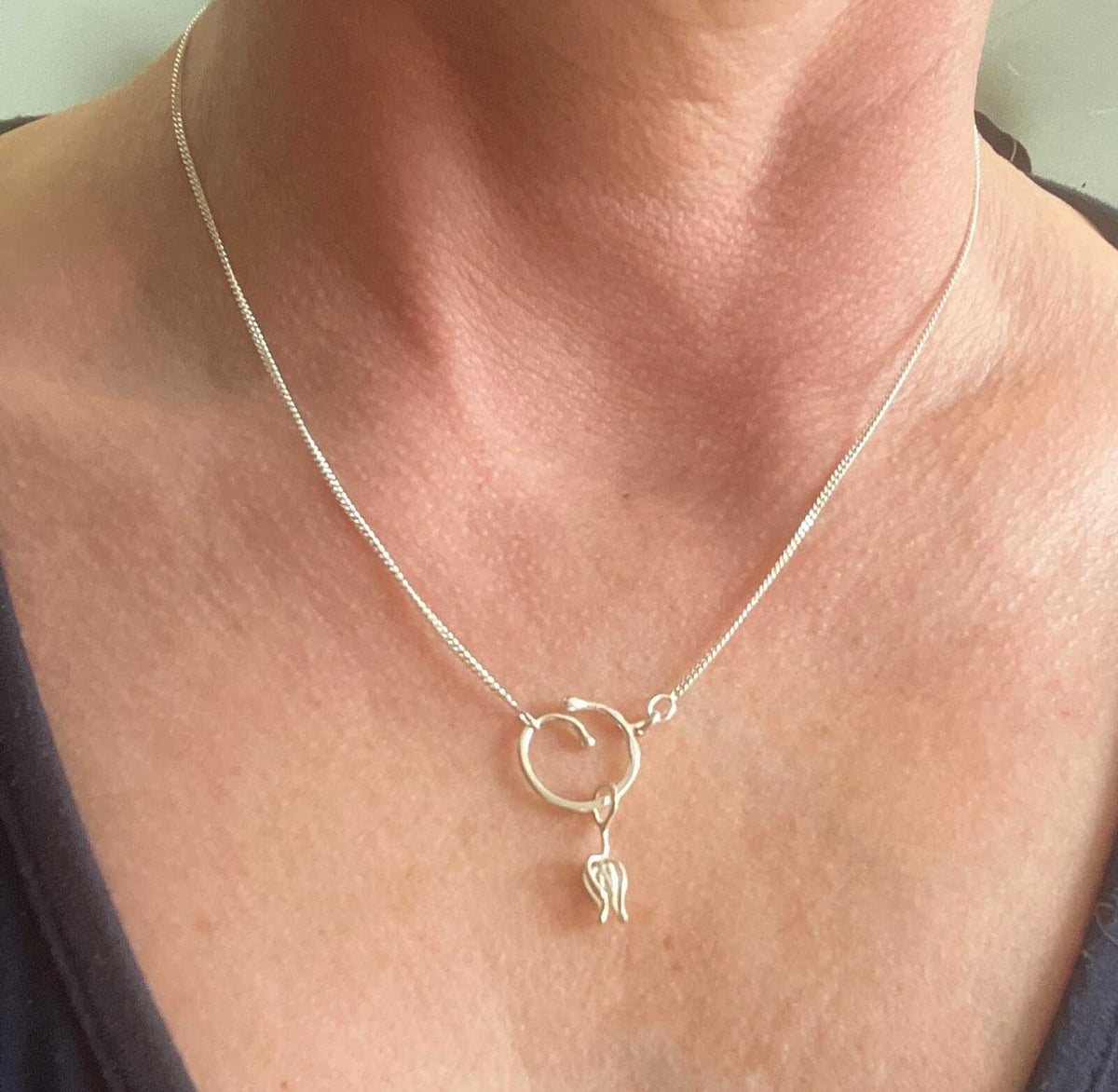 Månadsblomman September halsband – produktbild 3 av 4