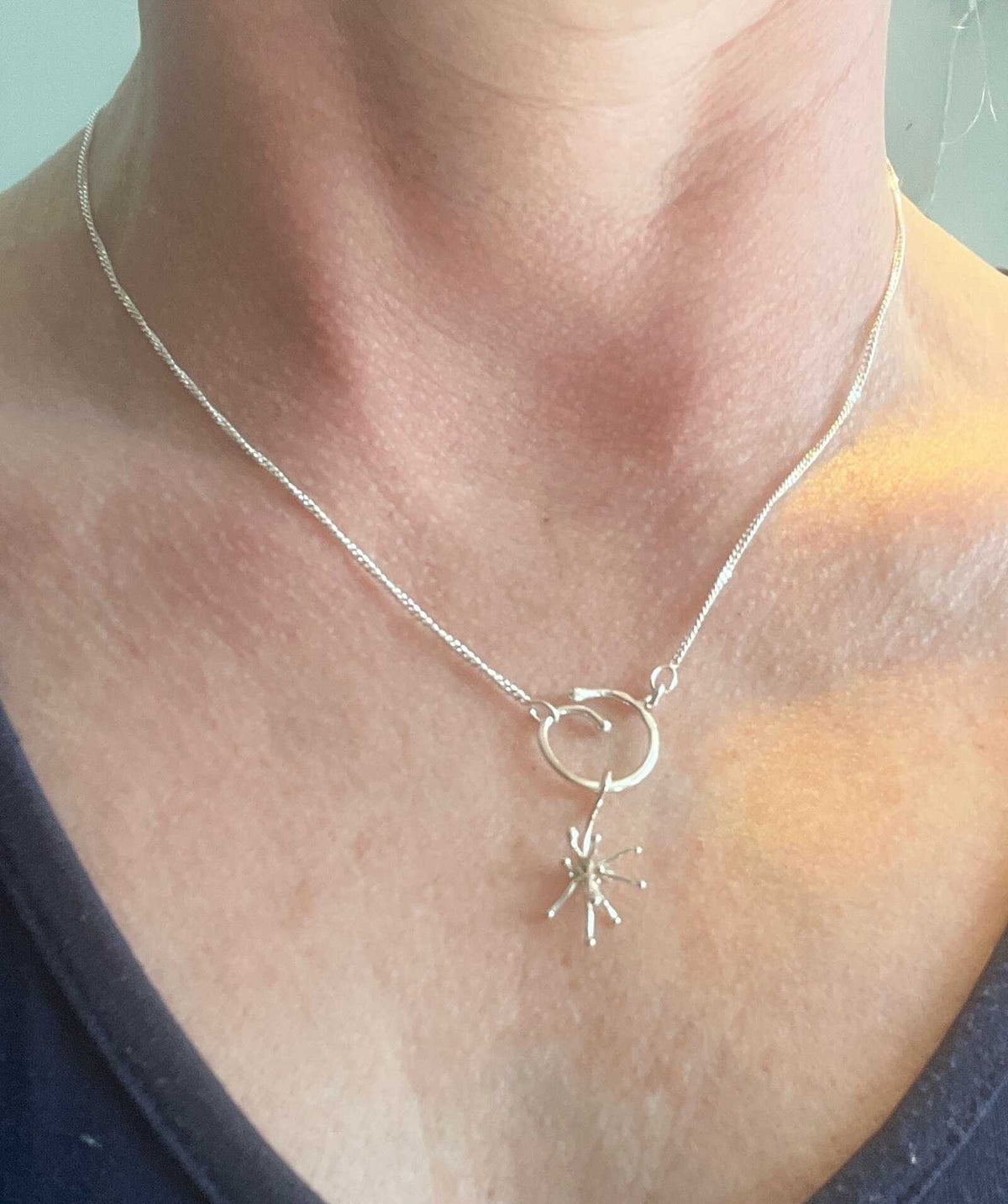 Månadsblomman November Halsband – produktbild 4 av 4