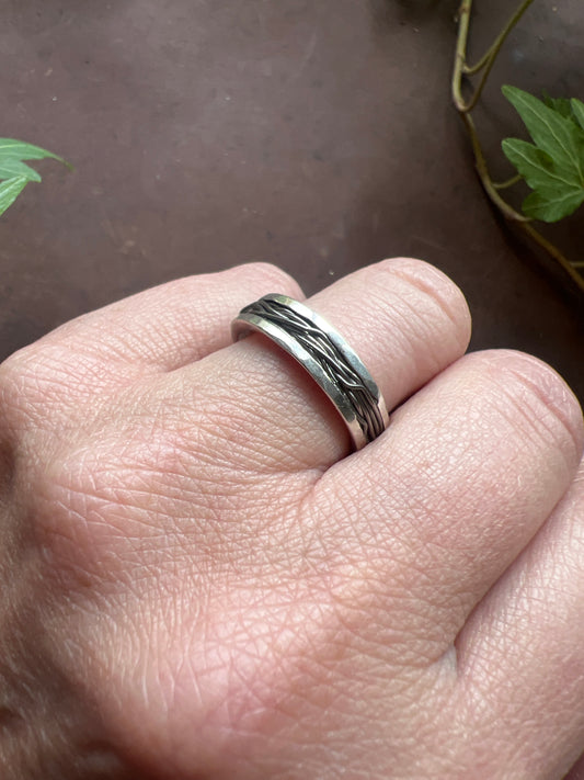 Ring i återbrukat silver med titantrådsrand