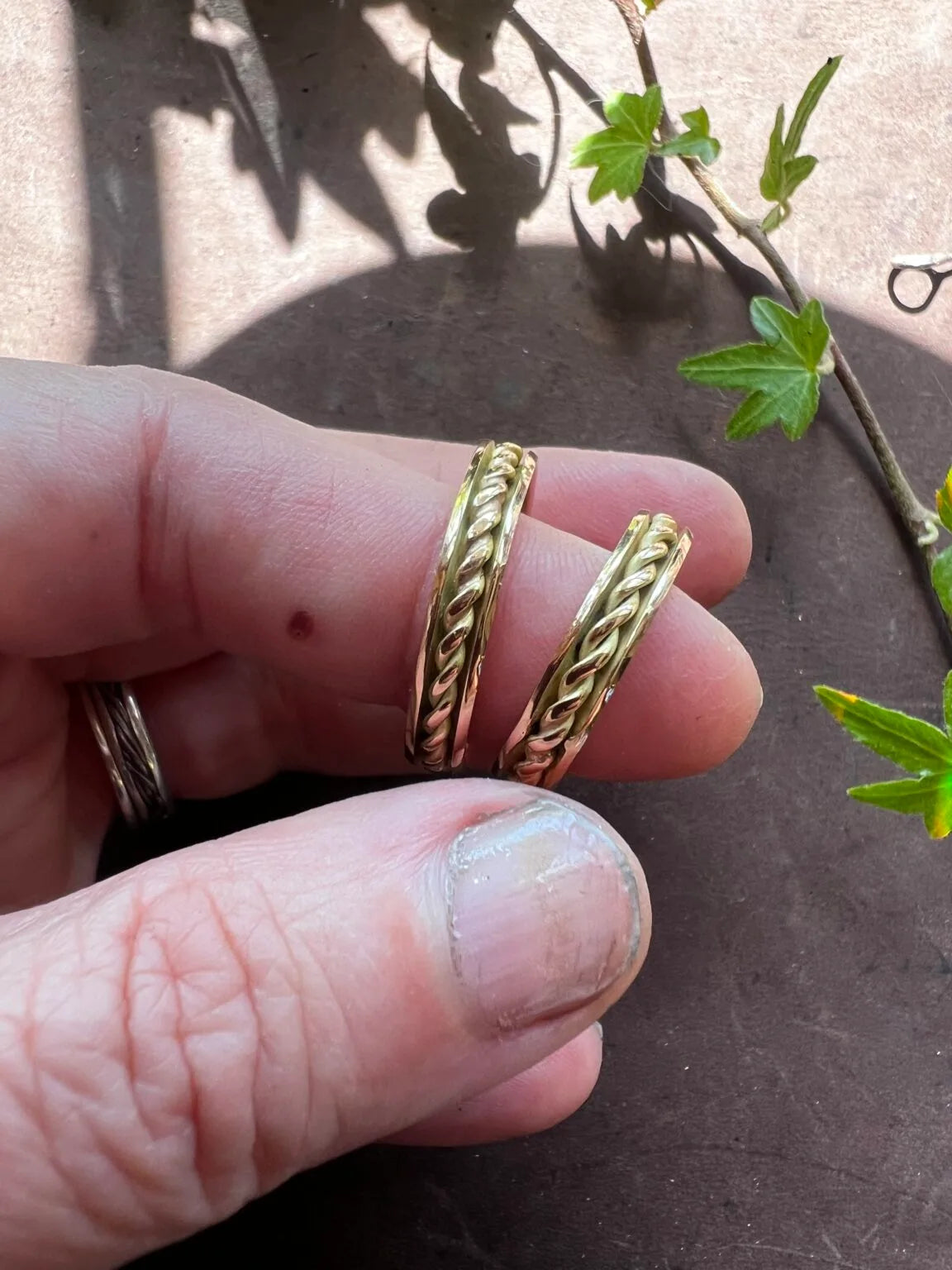 Enrand tvinnad 18k ring