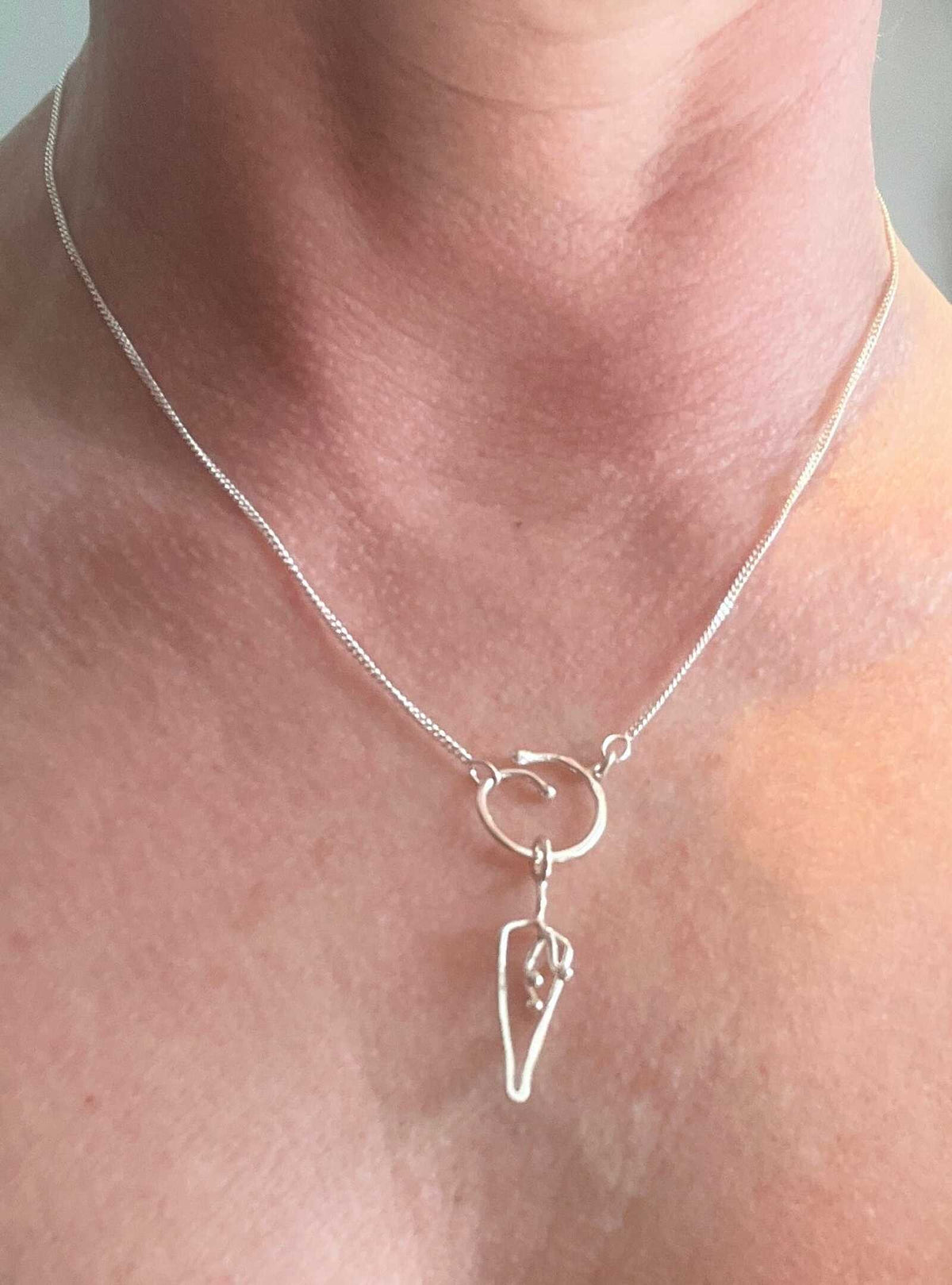 Månadsblomman Februari halsband – produktbild 3 av 3