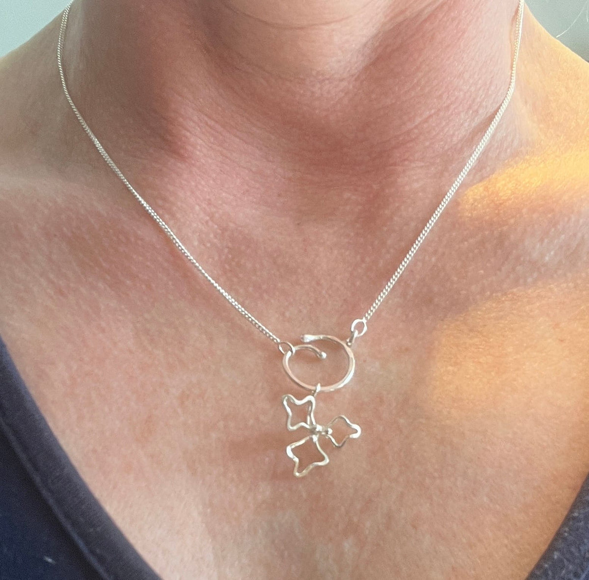 Månadsblomman Oktober Halsband – produktbild 3 av 5