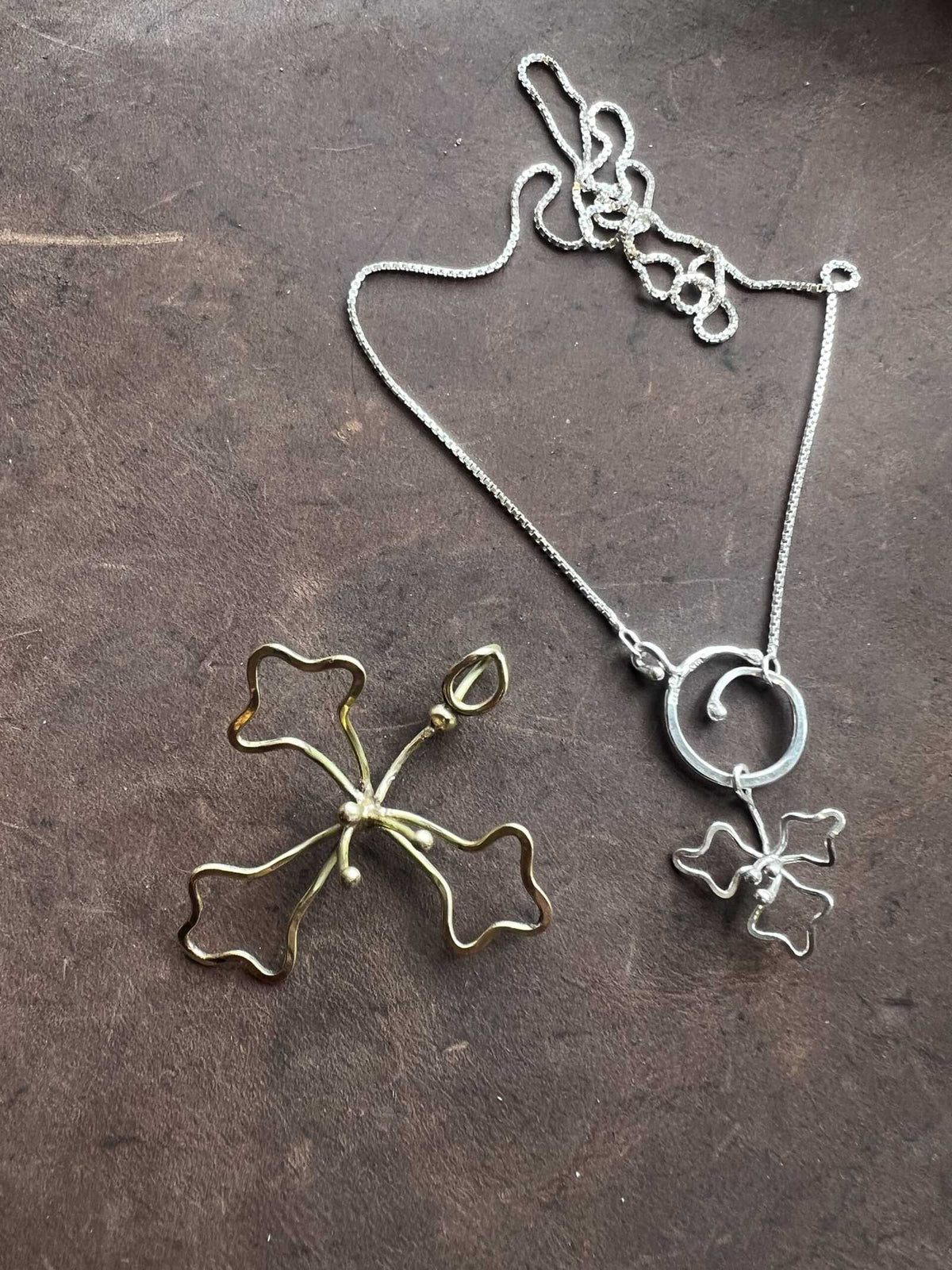 Månadsblomman Oktober Halsband – produktbild 4 av 5