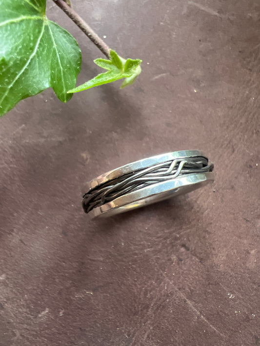 Ring i återbrukat silver med titantrådsrand
