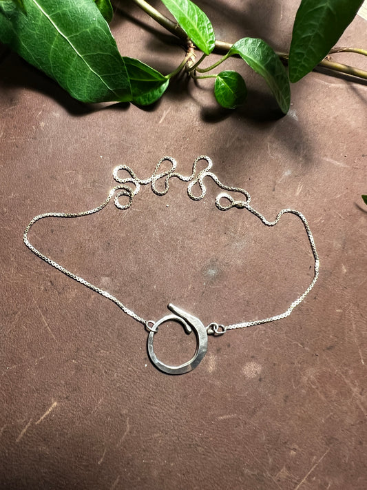 Följeslagaren lås med kedja i återvunnet silver