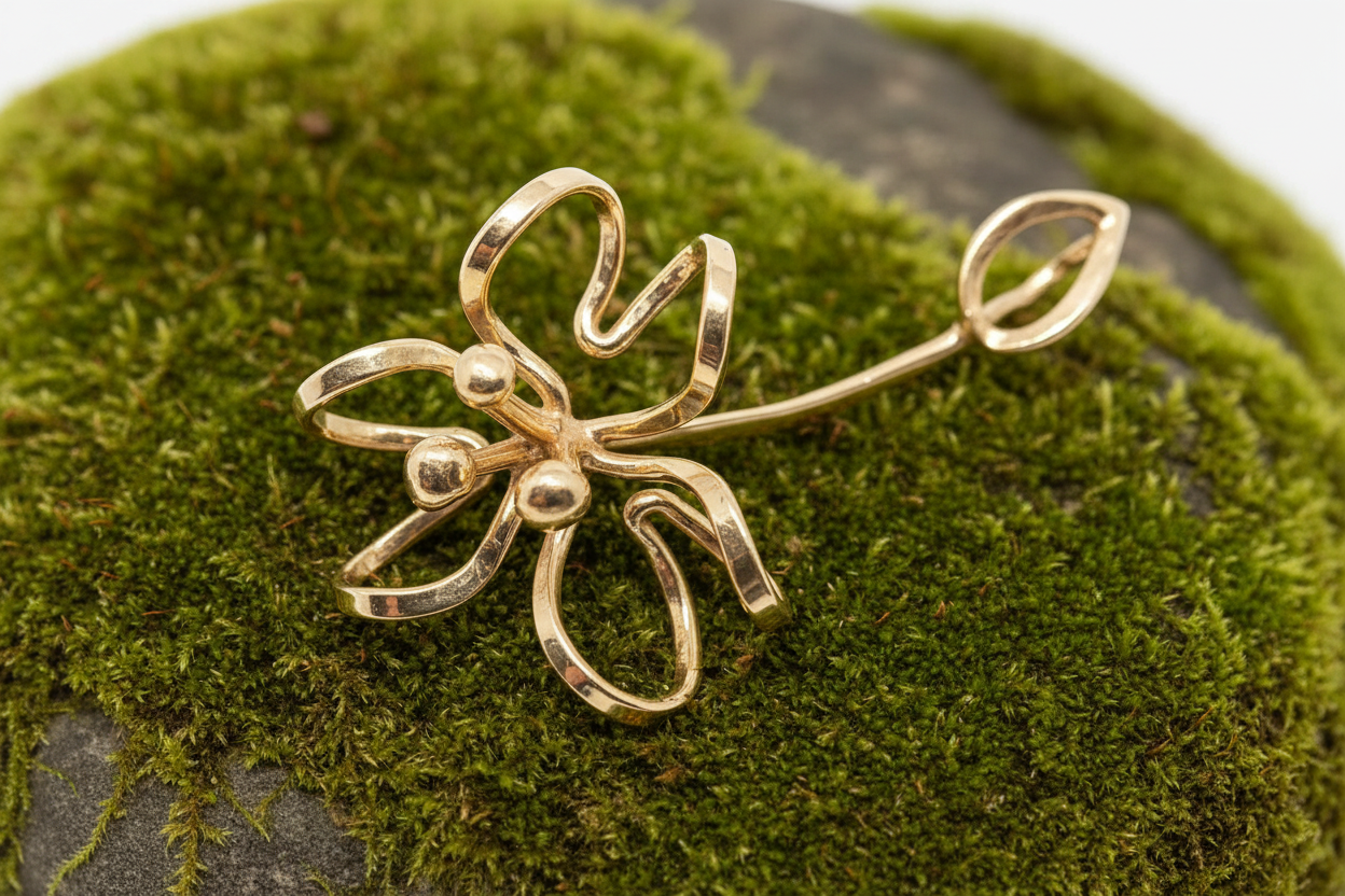 Augustiblomman i 18k rödguld på mossa