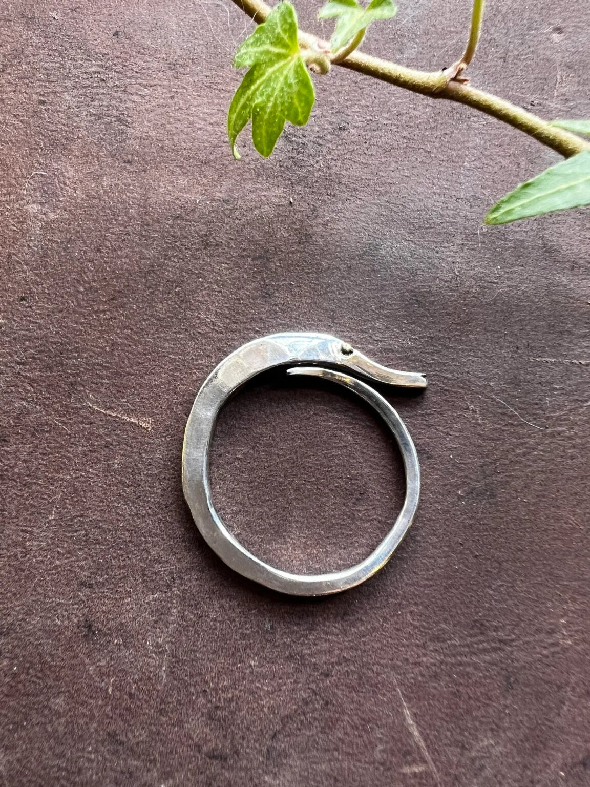 Följelagaren ring silver med guldögon
