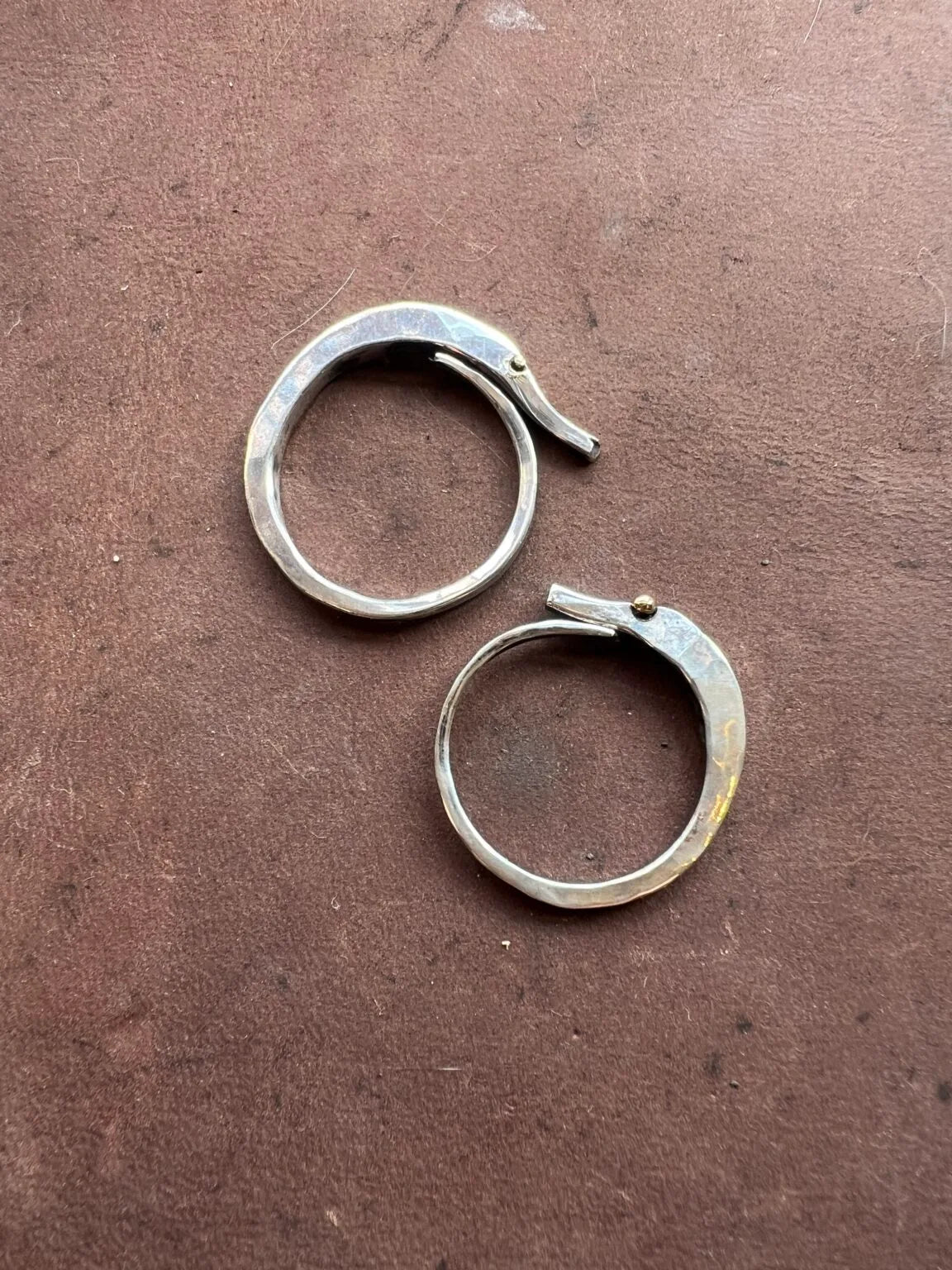 Följeslagare ring två i silver med guldögon