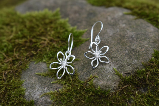 Månadsblomman Maj örhängen på sten