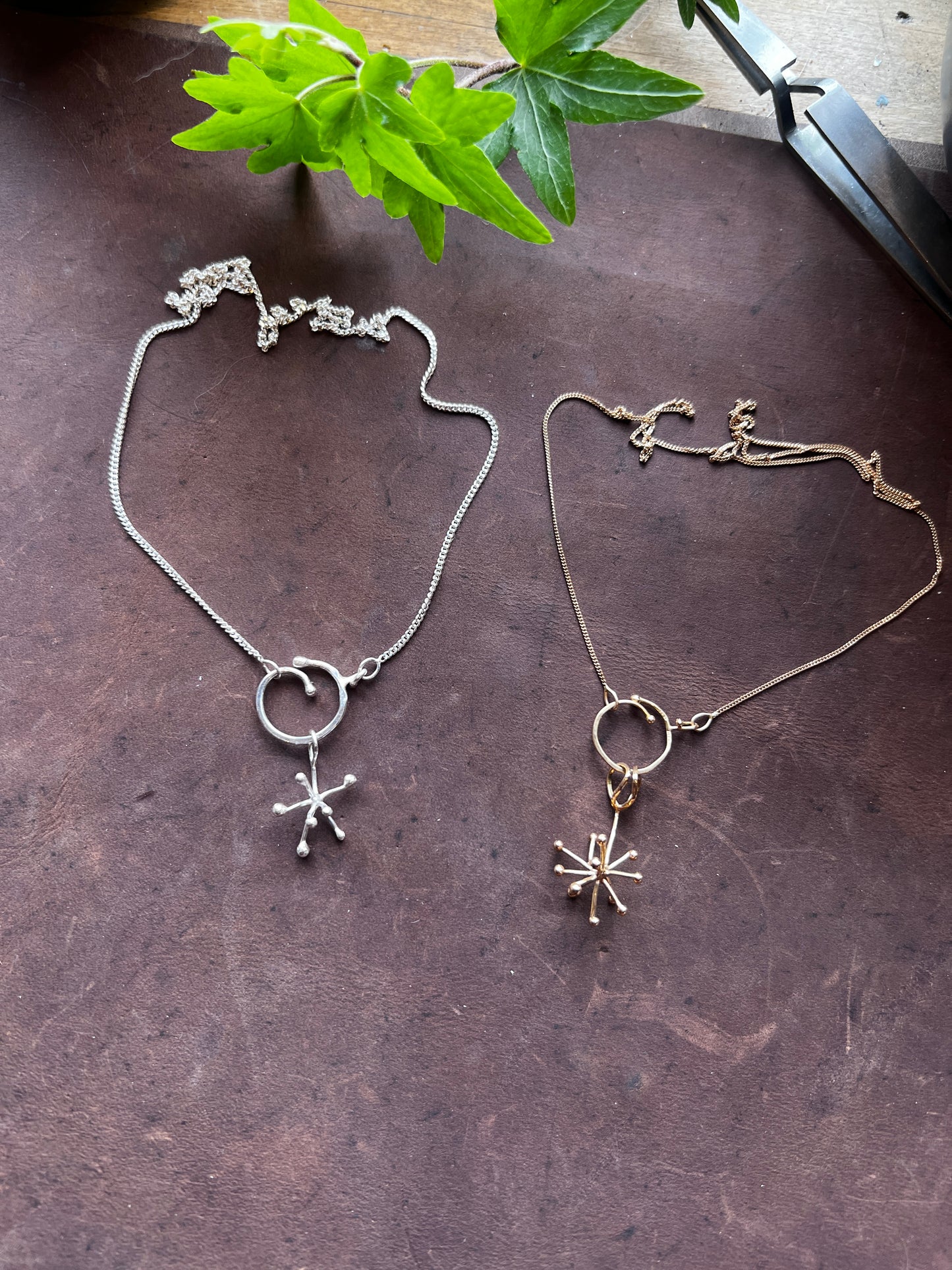 Novemberblommor i silver och 18k på Nicalåskedjor