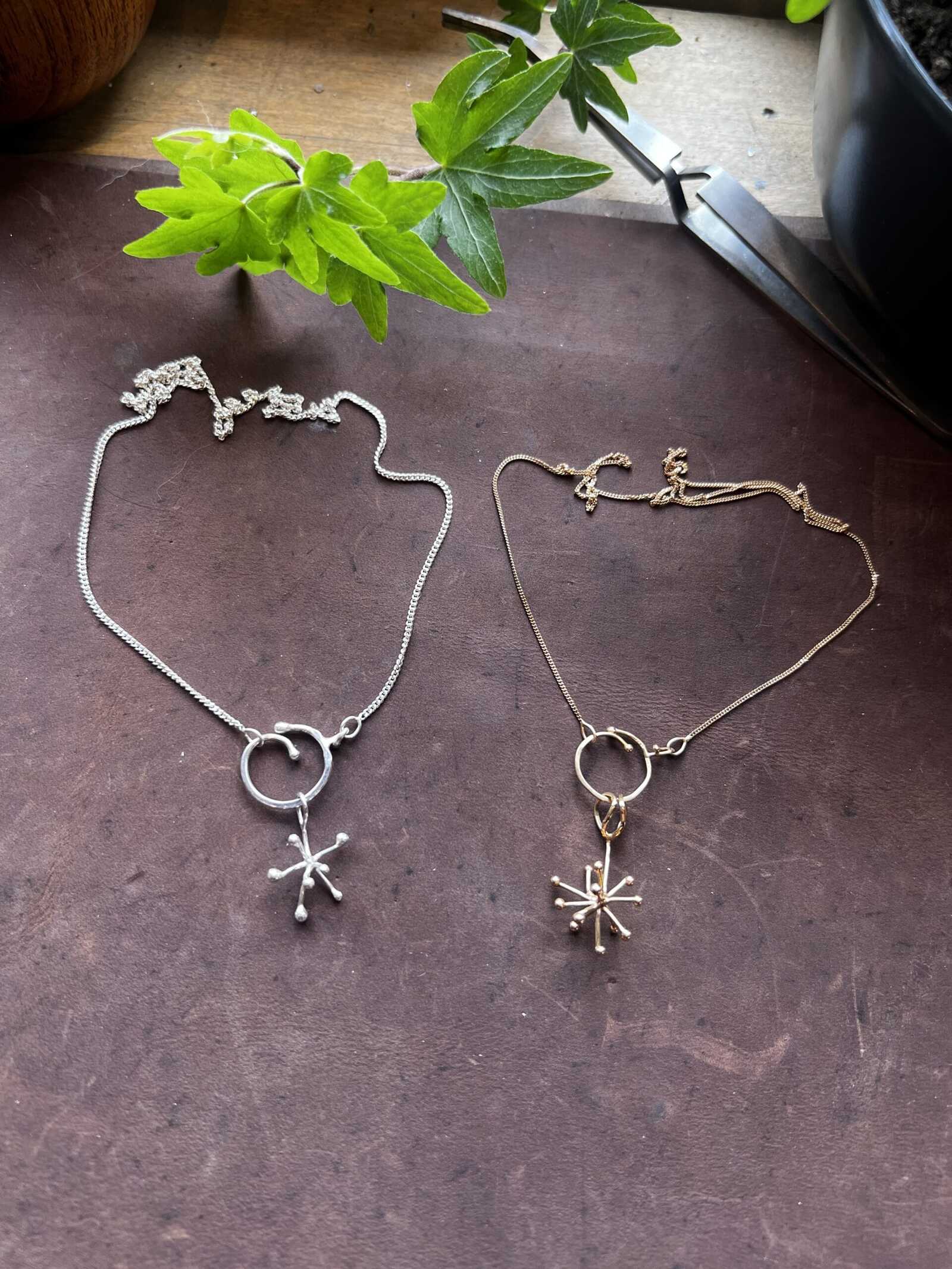 Novemberblommor på Nicalås venetzia silver och 18k rödguld