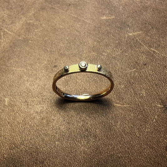 Ring i 18k rödguld med diamant och kulor