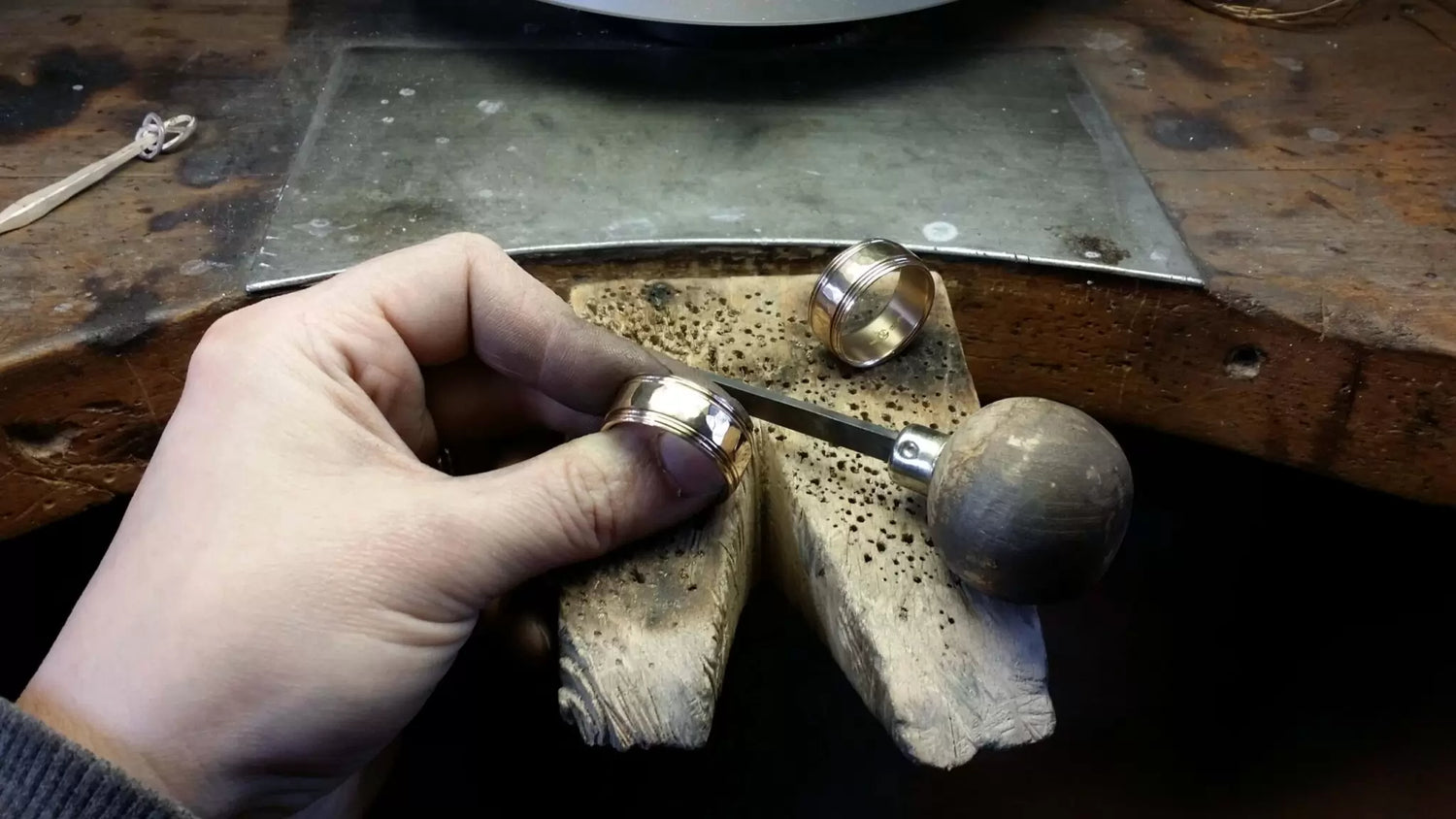 Trembrering av guldringar vid ort