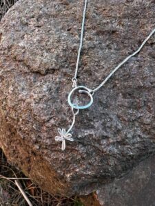 Månadsblomman Mars Halsband - Bild 3
